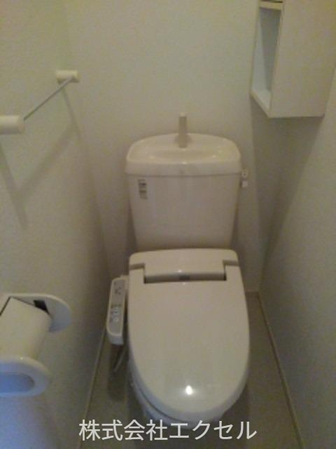 トイレ　温水洗浄便座です。