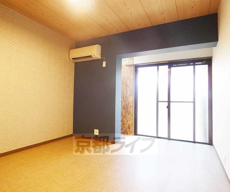 居室・リビング　落ち着いた雰囲気のお部屋です