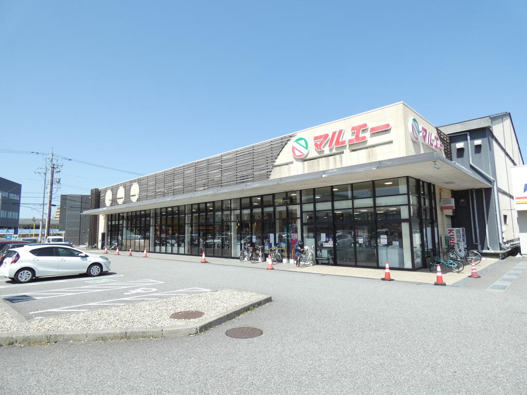 スーパー　マルエー元菊店（スーパー）まで594m