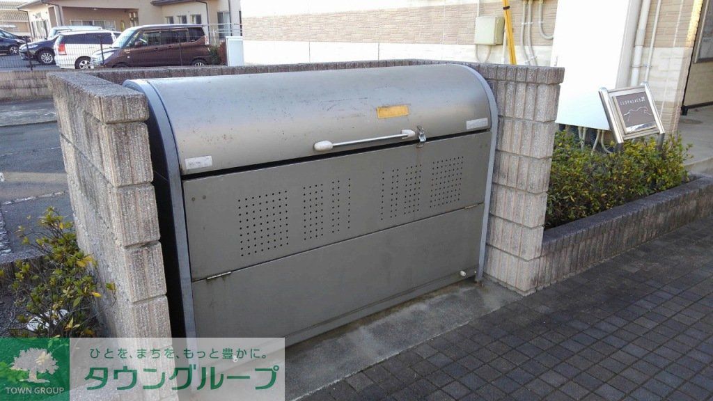 その他部屋・スペース　1階はフローリング、2階はじゅうたんです。