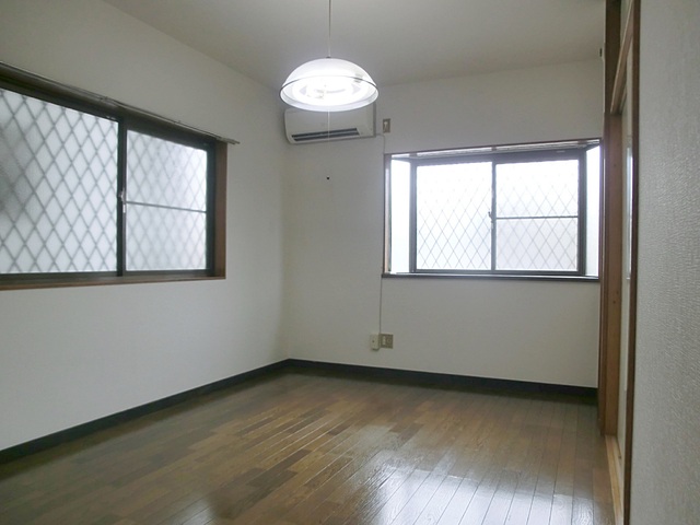 居室・リビング　出窓付２面採光の洋室です。