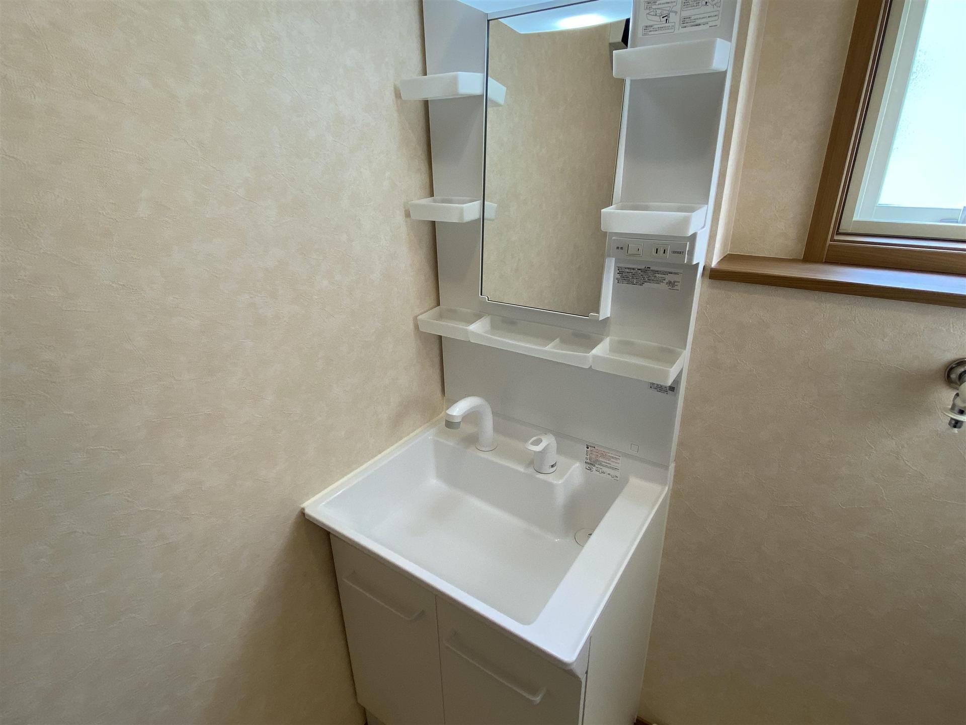 洗面設備　忙しい朝も活躍のシャワー付き洗面台です。