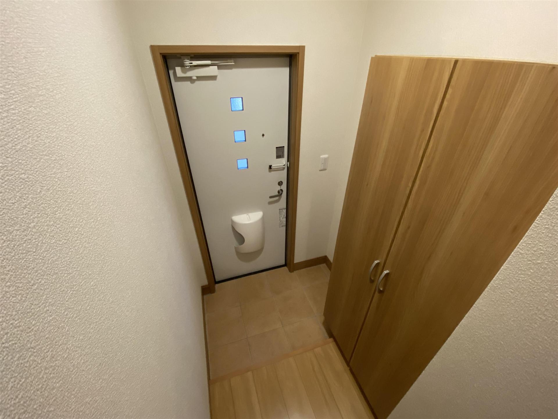 玄関　大きなシューズボックスが便利です。