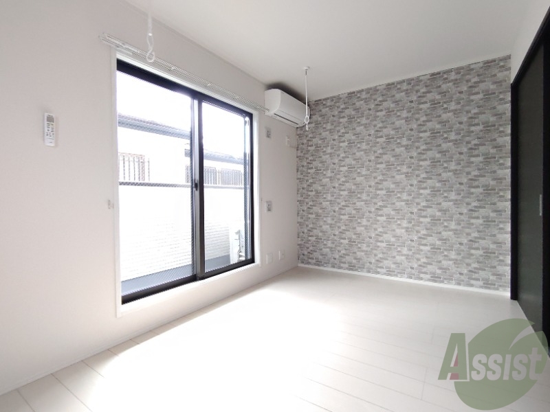 居室・リビング　こちらはリビングの写真になります。窓が大きく手良いですね、