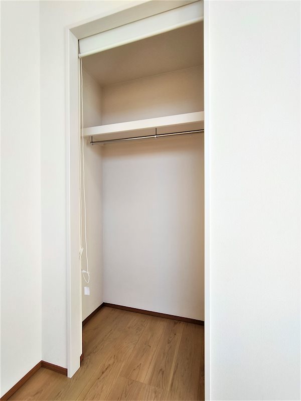 収納　ロールスクリンのため扉での場所ととらず収可能。