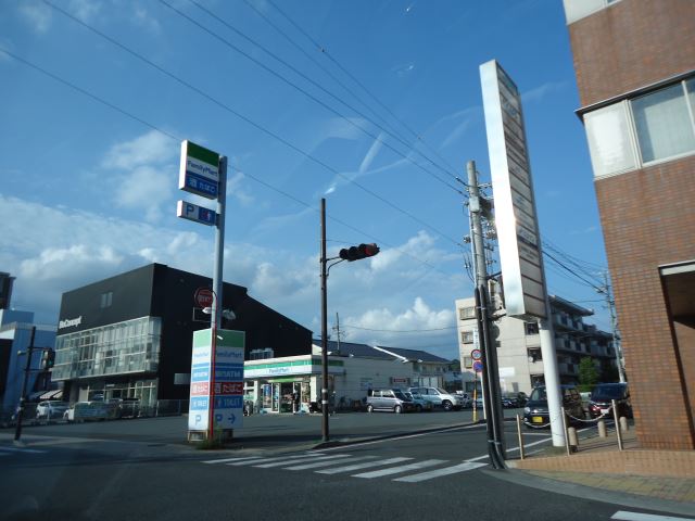 コンビニ　ファミリーマート（コンビニ）まで220m