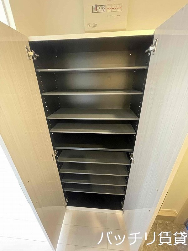 玄関　同型タイプの為、現状を優先いたします。