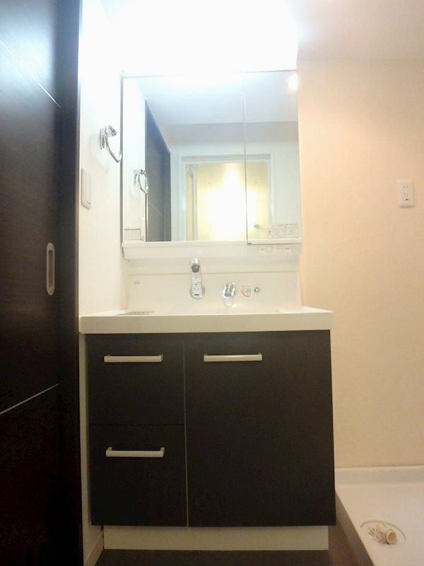 洗面設備　シャンプードレッサータイプの独立洗面台