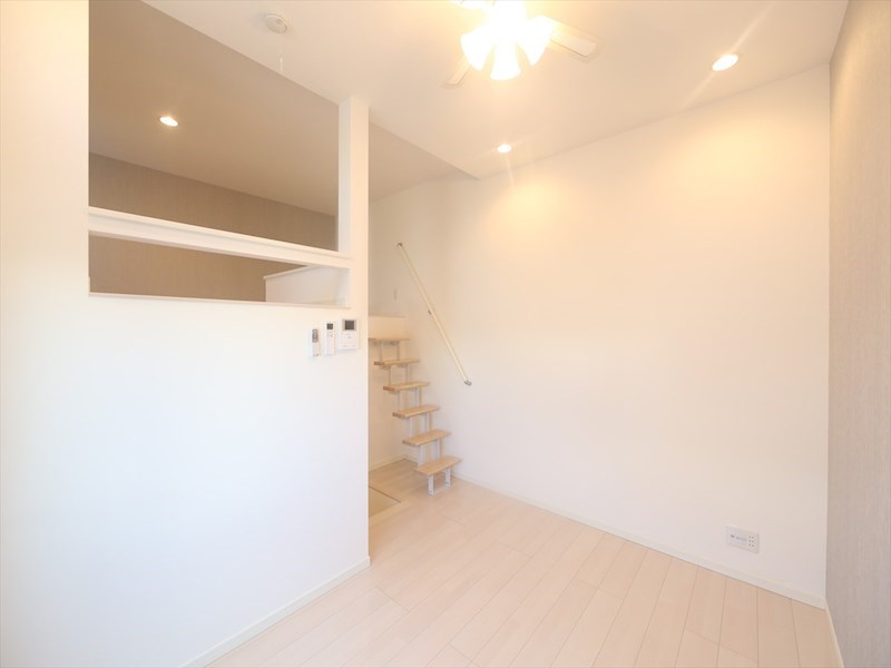 居室・リビング　洋室6.5帖　上階ロフト6.5帖（収納・部屋でも使えます）