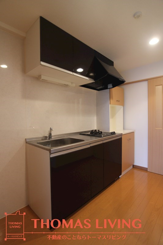 キッチン　お部屋によってキッチンパネルの色が異なります。