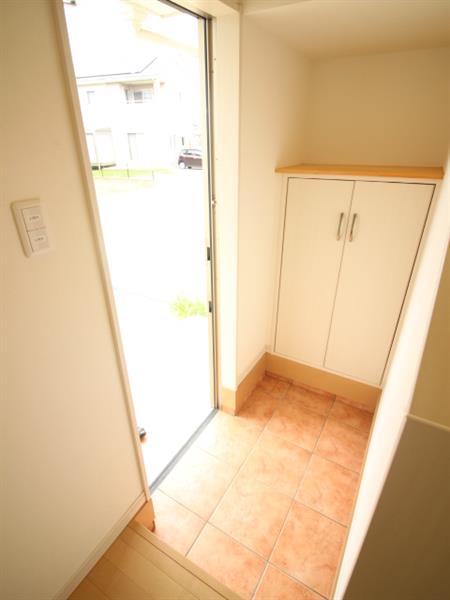 玄関　別の部屋の写真となりますので、現況優先となります。
