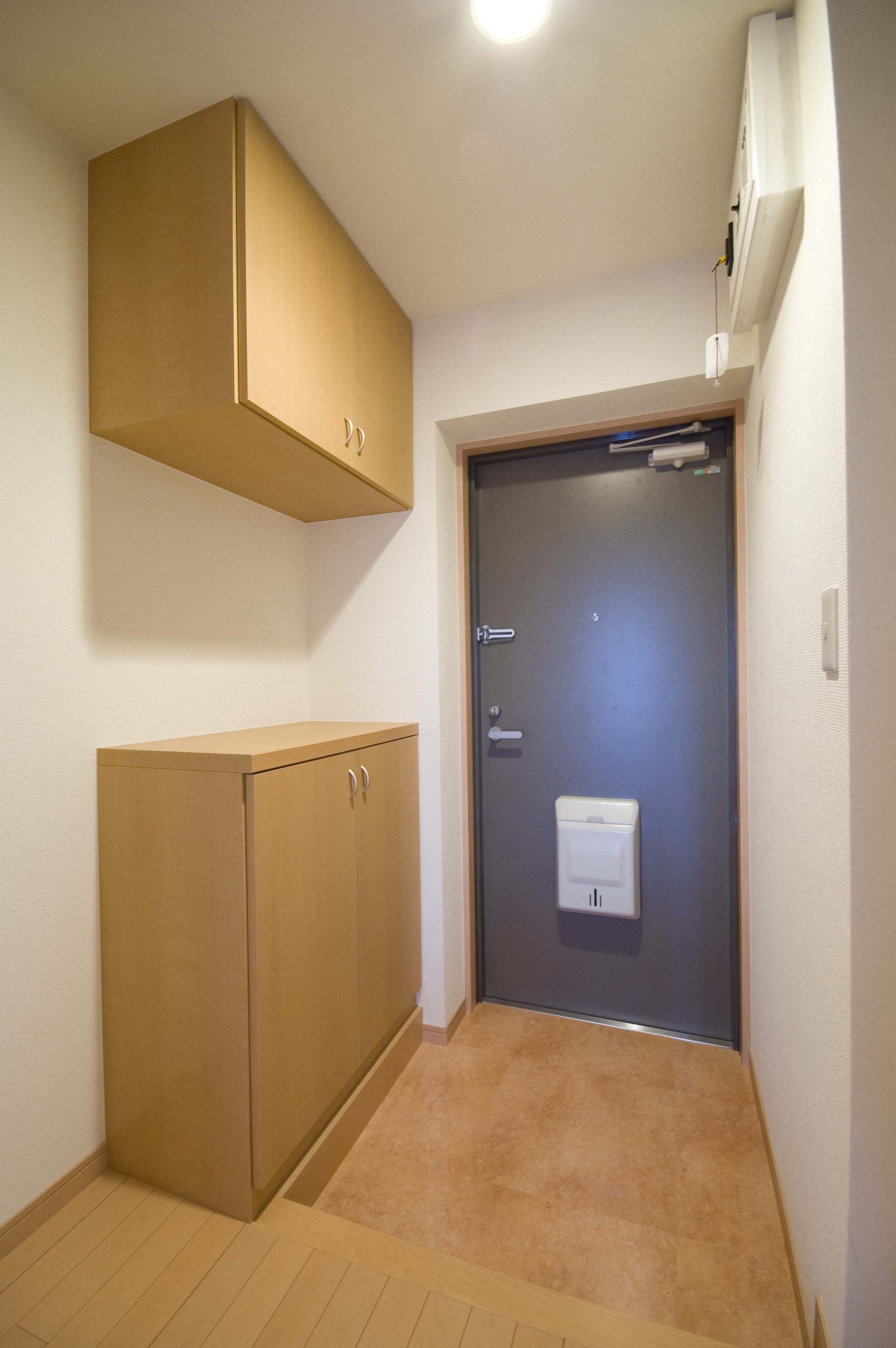 玄関　下駄箱は上下にあります。