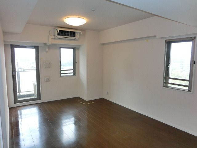 居室・リビング　２面採光の明るいお部屋。