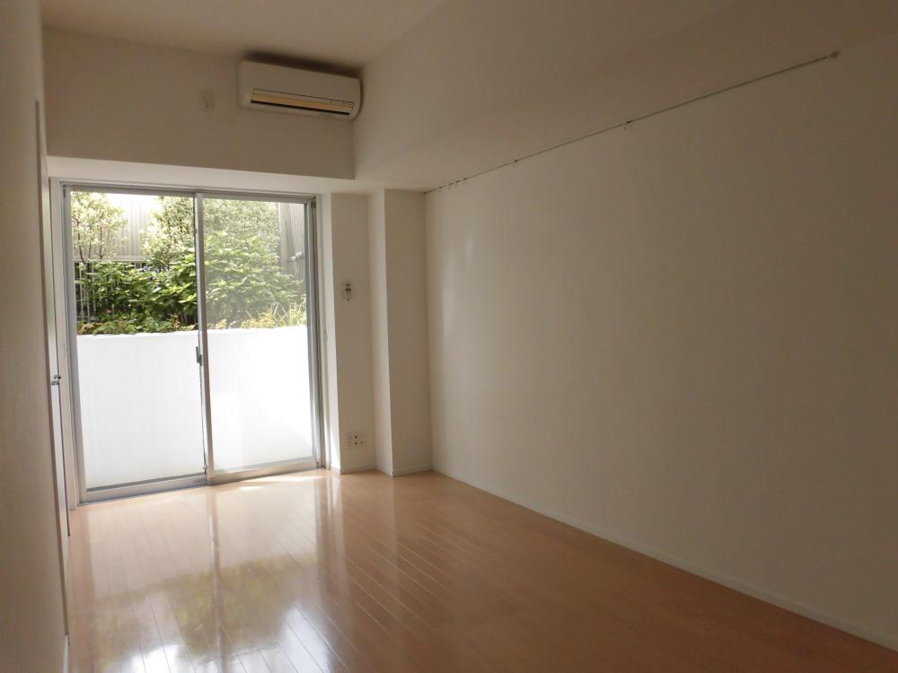 居室・リビング　洋室９．３帖（写真：同物件他室）