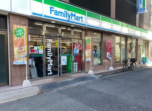 コンビニ　ファミリーマート新井薬師前駅南店（コンビニ）まで368m