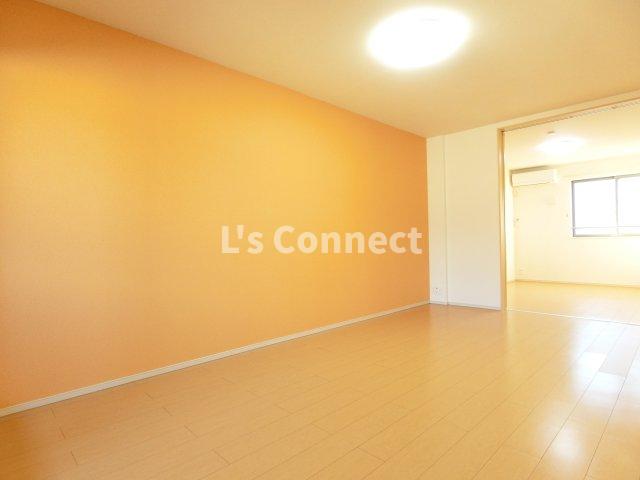 居室・リビング　アクセントクロス仕様のＬＤＫ。