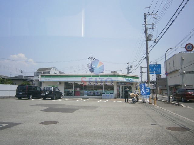 コンビニ　ファミリーマート（コンビニ）まで560m