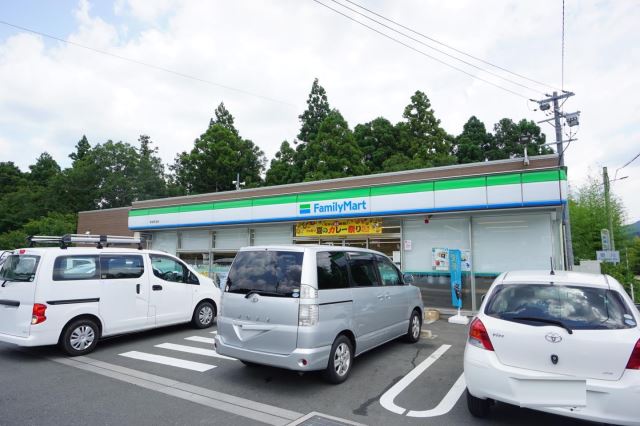 コンビニ　ファミリーマート（コンビニ）まで900m