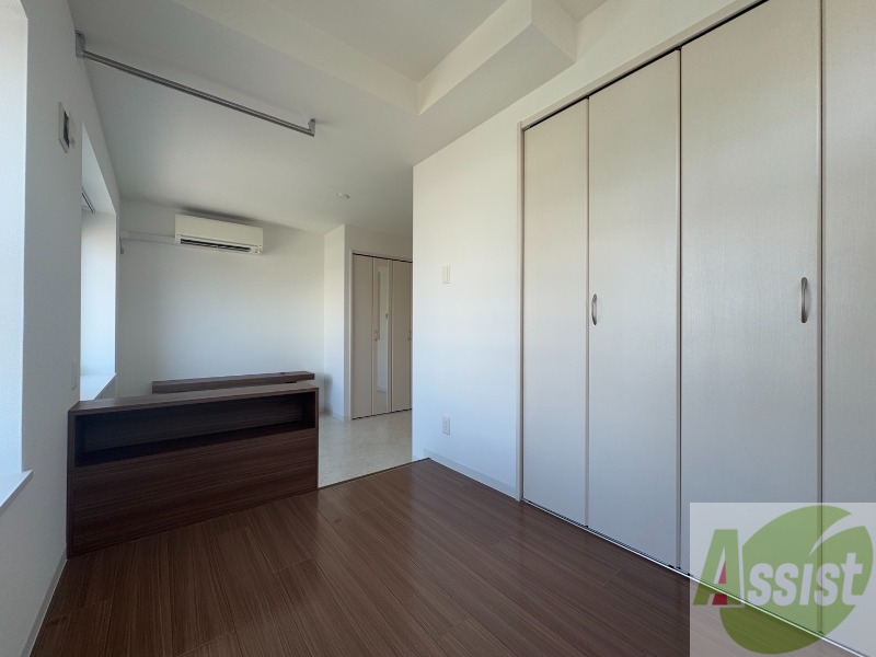 その他部屋・スペース　寝室はこちらです。光が差し込む、温かみのあるお部屋です。