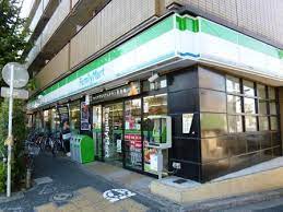 コンビニ　ファミリーマート新代田駅前店（コンビニ）まで256m
