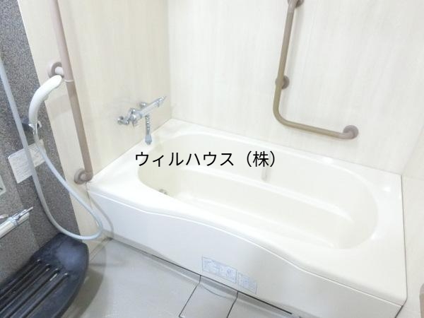 バス・シャワールーム　浴室乾燥機、追い焚き機能付きバス！