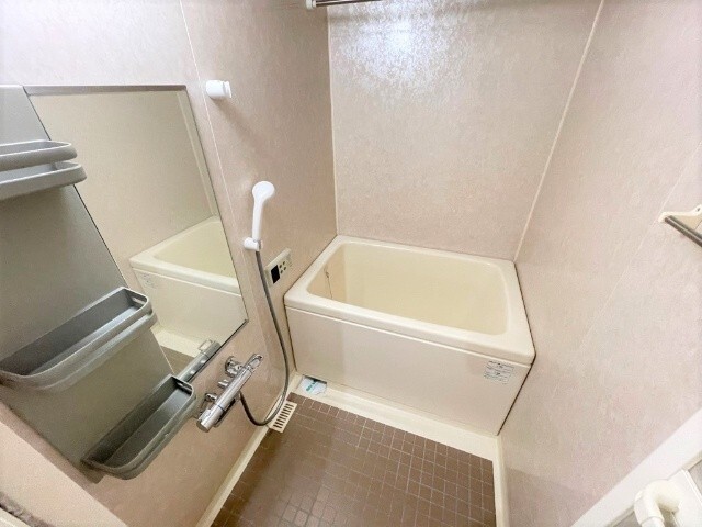 バス・シャワールーム　追い焚き浴室乾燥機付きのお風呂です。