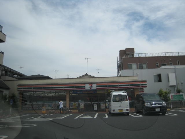 コンビニ　セブンイレブン 足立六木店（コンビニ）まで674m