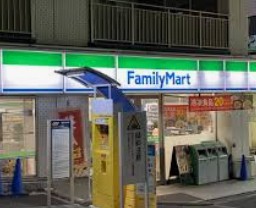 コンビニ　ファミリーマート牛込柳町駅前店（コンビニ）まで204m