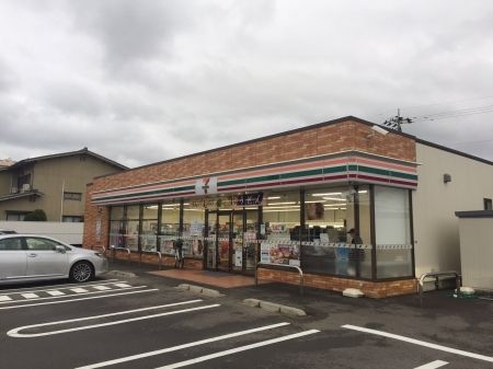 コンビニ　セブンイレブン（コンビニ）まで550m