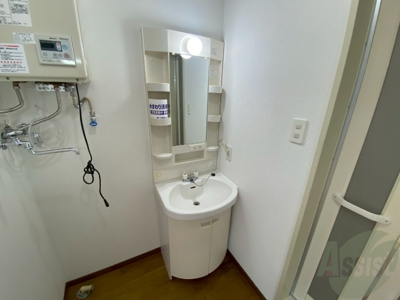 洗面設備　大きくて使いやすそうな独立洗面台になっています。