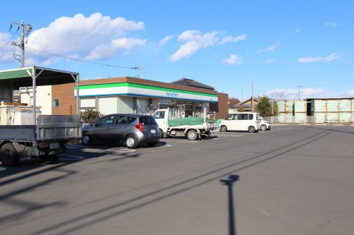 コンビニ　ファミリーマート 足利借宿町店（コンビニ）まで740m