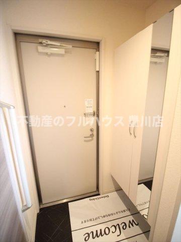 玄関　写真は反転タイプ別室