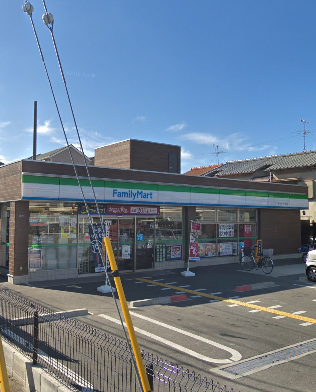 コンビニ　ファミリーマート東大阪六万寺町店（コンビニ）まで975m