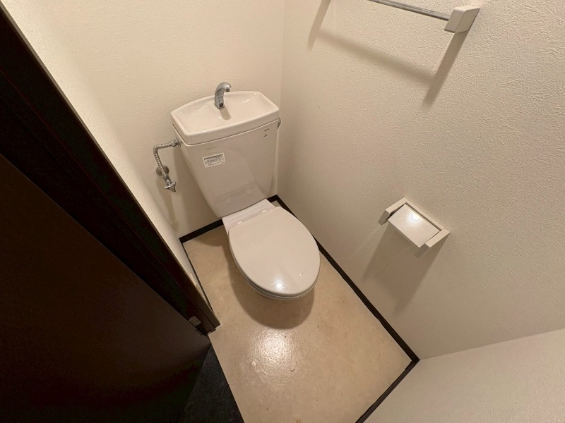トイレ　トイレです。タオル掛けもついて便利ですね