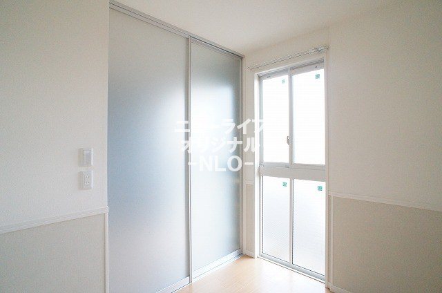 その他　洋室3帖　窓が大きいので開放感があります☆