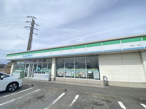 コンビニ　ファミリーマート 鈴鹿一ノ宮店（コンビニ）まで561m