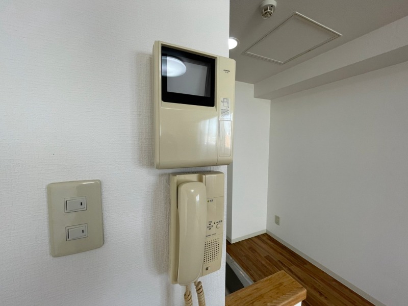 セキュリティ　モニター付インターホンです。来客者の顔が見えるので安心！