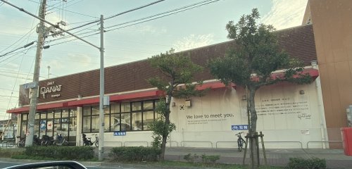 スーパー　デイリーカナートイズミヤ（スーパー）まで377m