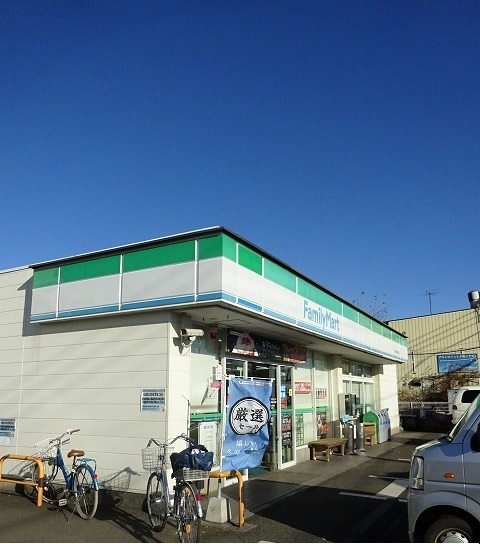 コンビニ　ファミリーマート（コンビニ）まで140m