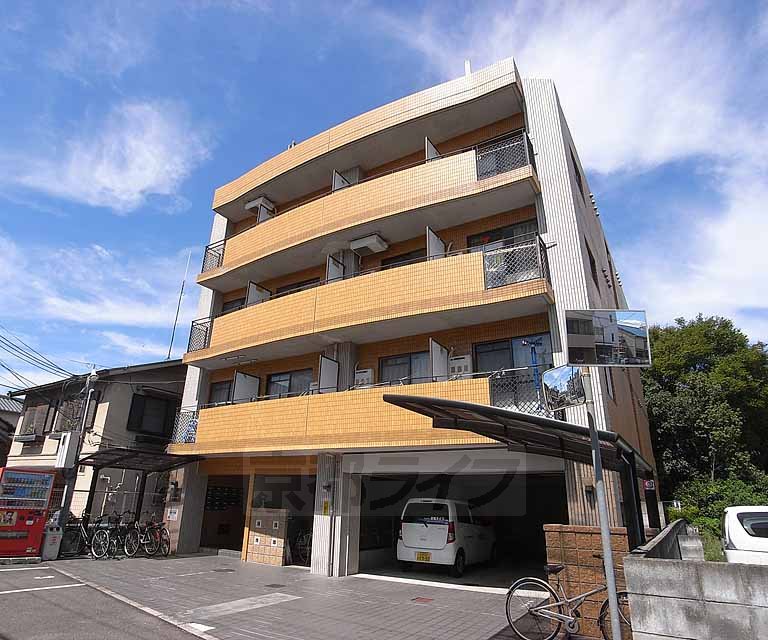 建物外観　鉄筋コンクリートのパリッとしたマンション