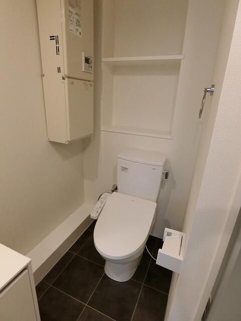 トイレ　落ち着いた色調のトイレです