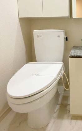 トイレ　★トイレ上部、収納スペースあり★
