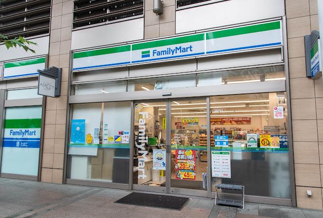 コンビニ　ファミリーマート港区白金プラザ店（コンビニ）まで285m