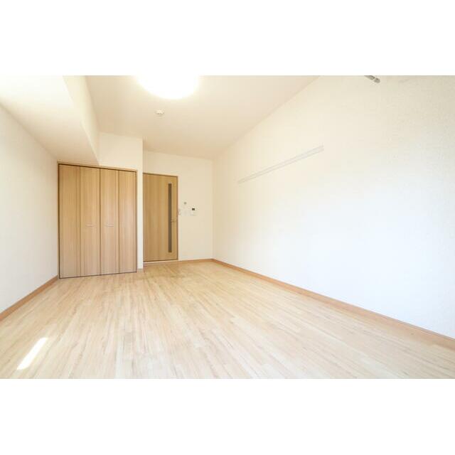 その他部屋・スペース　白っぽい明るい材質の建具・床材です