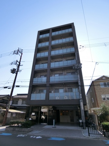 建物外観　すらっとしたモデルのような外観