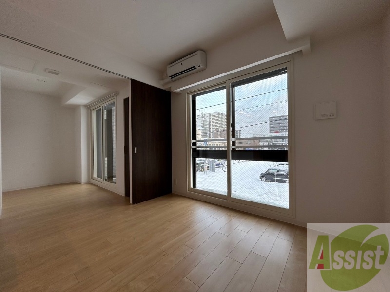 居室・リビング　日当たりが良くて心地よく過ごせそうなお部屋です。