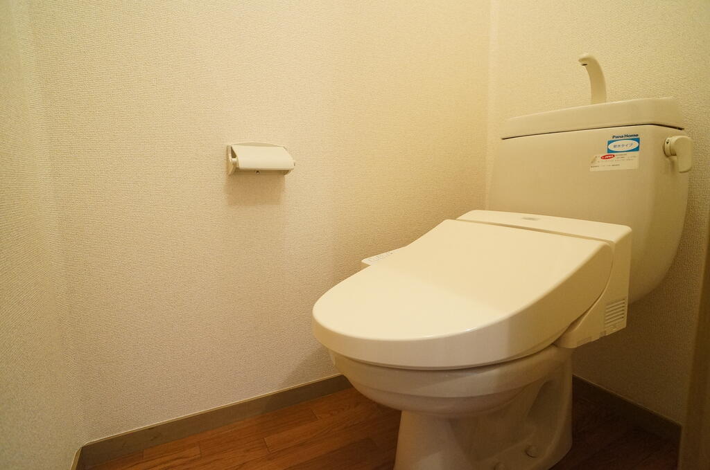 トイレ　温水洗浄機能付きのトイレです。