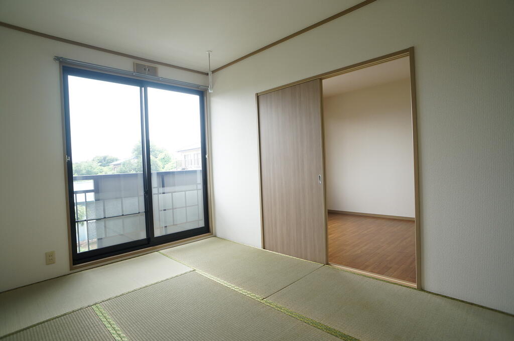 その他部屋・スペース　掃き出し窓のある和室です。