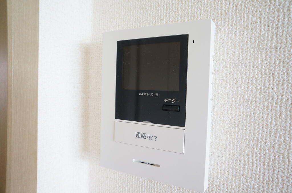 セキュリティ　モニター付きドアホンなので、来客確認ができて安心です。