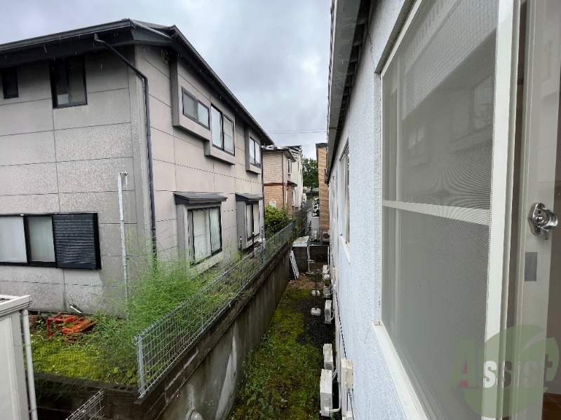 バルコニー　窓が大きいので空気の入れ替えもしっかりできそうですね。